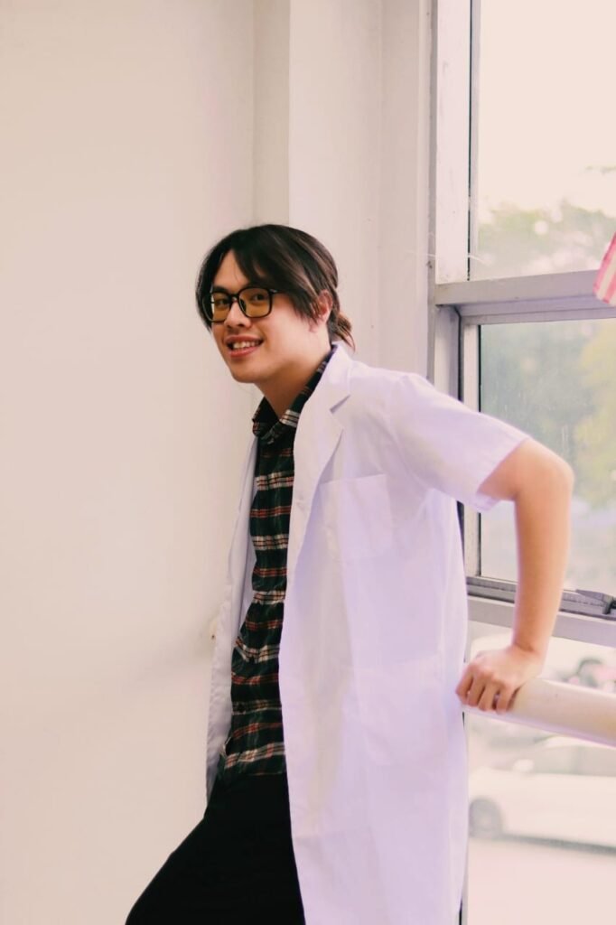 Personnel Profiles Elyon – Science Educator specialising in IGCSE Biology and Chemistry